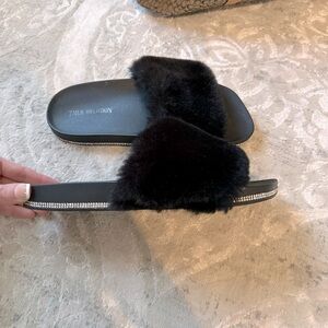 True religion, Rhinestone fur slides